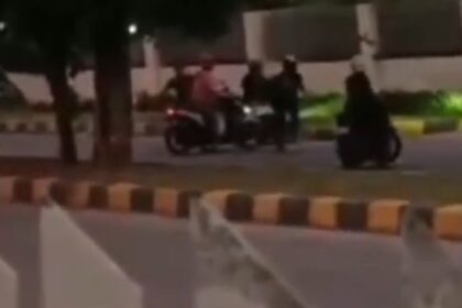 Suasana aksi para pelaku begal sepeda motor dilengkapi senjata tajam terjadi di Jalan Pulo Kambing Raya, Kelurahan Jatinegara, Kecamatan Cakung, Jakarta Timur, Kamis (25/9/2025) pagi. Aksi perampokan terekam kamera warga sekitar. Foto: Tangkapan layar video rekaman warga sekitar