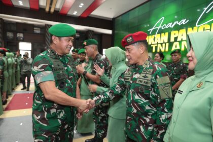 Kepala Staf Angkatan Darat (Kasad) Jenderal TNI Maruli Simanjuntak memberikan selamat atas kenaikan pangkat 65 Perwira Tinggi (Pati) TNI Angkatan Darat di Markas Besar Angkatan Darat, Jakarta, Jumat (26/9/2025). Foto: Dispenad