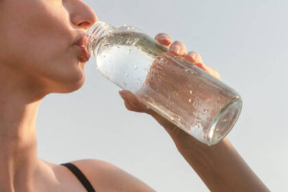Ilustrasi, Wanita minum air tawar dingin dari botol. Foto: Istcok @nemke