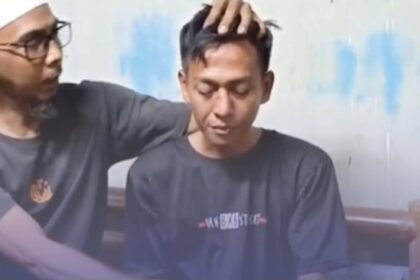 Seorang pedagang tahu bulat berinisial AT (32) diamankan setelah kepergok mencabuli seorang anak di bawah umur di area fasilitas olahraga yang berada di Kecamatan Pamulang, Kota Tangerang Selatan. Foto: IG @infopondokcabe
