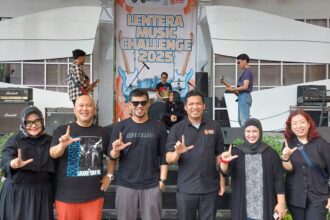 Ketiga juri Hajirocker, Nial dari Bunga Band, serta perwakilan Soundfresh tampak berjejer bersama jajaran direksi Lentera Communications dan Warta Lentera. Foto: Vinolla Romadhona/Ipol.id