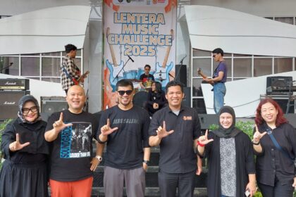 Ketiga juri Hajirocker, Nial dari Bunga Band, serta perwakilan Soundfresh tampak berjejer bersama jajaran direksi Lentera Communications dan Warta Lentera. Foto: Vinolla Romadhona/Ipol.id