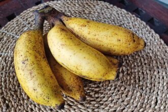 Manfaat kesehatan yang didapatkan dari mengonsumsi buah pisang dapat meningkatkan kesehatan jantung, menurunkan risiko kanker, asma, dan menurunkan tekanan darah hingga dapat dijadikan untuk mengobati penyakit. Foto: Joesvicar Iqbal/ipol.id