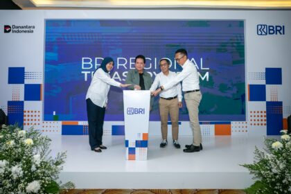 Peresmian RTT Medan yang digelar pada Kamis (25/9/2025) dengan tema “Empowering and Connect for Lasting Partnership” dihadiri langsung oleh Direktur Utama BRI Hery Gunardi, Direktur Treasury & International Banking BRI Farida Thamrin, serta Direktur Human Capital & Compliance BRI Ahmad Solichin Lutfiyanto. Foto: Dok BRI