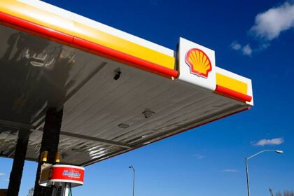 Ilustrasi, SPBU swasta Shell. Foto: Istcok @RiverNorthPhotography