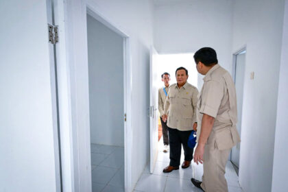 Presiden Prabowo Subianto meninjau salah satu unit rumah subsidi Fasilitas Likuiditas Pembiayaan Perumahan (FLPP) di Pesona Kahuripan 10, Cileungsi, Kabupaten Bogor, pada Senin (29/9/2025). Foto: BPMI Setpres