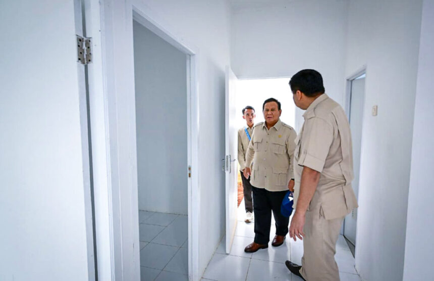 Presiden Prabowo Subianto meninjau salah satu unit rumah subsidi Fasilitas Likuiditas Pembiayaan Perumahan (FLPP) di Pesona Kahuripan 10, Cileungsi, Kabupaten Bogor, pada Senin (29/9/2025). Foto: BPMI Setpres