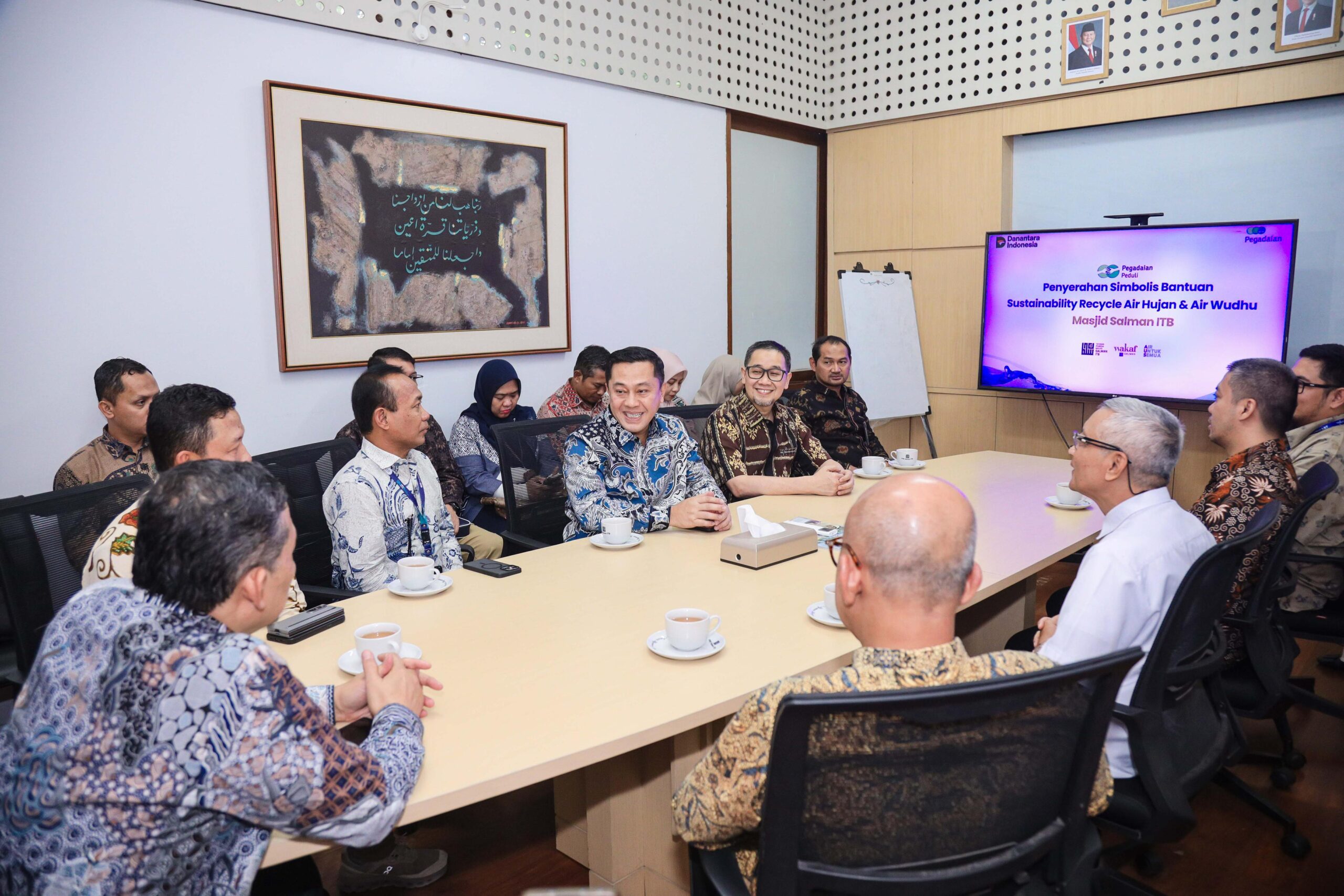 Pegadaian dan Masjid Salman ITB Sinergi Wujudkan Keberlanjutan Lingkungan Melalui Teknologi Daur Ulang Air Hujan & Air Wudhu 2 Pegadaian secara resmi menyerahkan bantuan hibah berupa sistem daur ulang air hujan dan air wudhu kepada Yayasan Pembina Mesjid Salman ITB (Institut Teknologi Bandung).