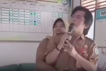 Video oknum kepala sekolah dan guru SD Negeri 2 Ciodeng Pandeglang karaoke menggunakan smart TV bantuan pemerintah pusat yang seharusnya dipakai untuk mendukung proses belajar mengajar sebagai perangkat hiburan. Foto: Tangkap layar IG @medsoszone