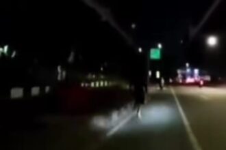 Suasana relawan saat berupaya menyisir paku yang diduga disebar hingga dikejar-kejar oleh terduga pelaku penyebar paku membawa bambu di Jalan DI Panjaitan arah Cawang, Jakarta Timur, Jumat (26/9/2025) malam. Foto: Tangkapan layar instragram@jakarta.terkini