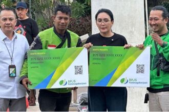 Kakanwil BPJS Ketenagakerjaan DKI Jakarta Deny Yusyulian (kiri) dan Rieke Diah Pitaloka (kedua dari kanan).