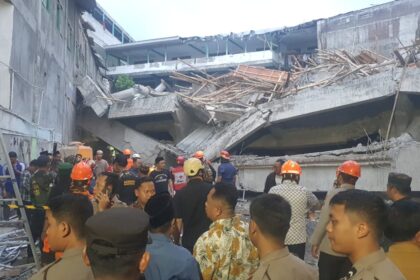Sejumlah tim SAR gabungan dibantu alat berat saat berupaya melakukan pencarian dan pertolongan terhadap puluhan korban masih terjebak atas insiden robohnya bangunan pondok pesantren di Kabupaten Sidoarjo, Jawa Timur, Senin (29/9/2025) malam dan Selasa (30/9). Foto: BPBD Kabupaten Sidoarjo