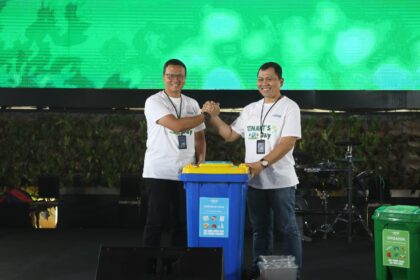 VP Sustainability Telkom Gunawan Wasisto Ciptaning Andri saat menyerahkan Segregated Waste Bin kepada Direktur Telkom Landmark Tower Suratman pada acara Tenant Day di The Telkom Hub, Telkom Indonesia pada (25/9/2025). Foto: Telkom Indonesia