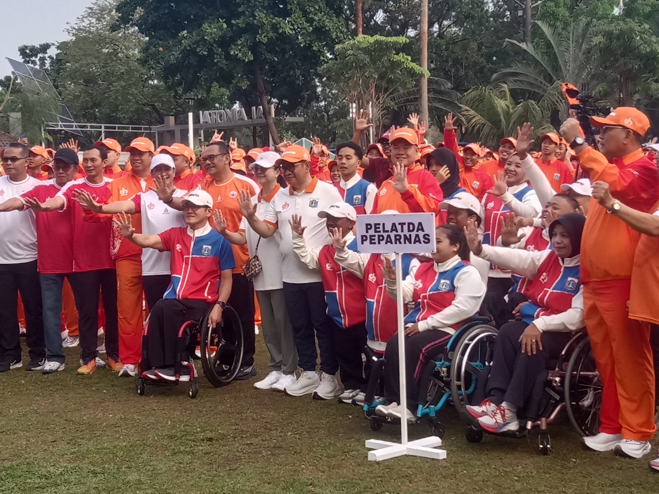 Apel Akbar Atlet DKI Jakarta dalam rangka memperingati Hari Olahraga Nasional (HAORNAS) ke-42 Tahun 2025 dikukuhkan Gubernur DKI Jakarta Pramono Anung di halaman Balai Kota, Jakarta Pusat, Minggu (7/9).