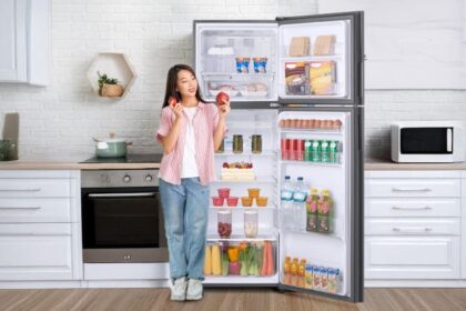 Tampilan dalam lemari es Sharp J tech inverster terbaru yang mewah