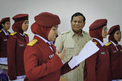 Prabowo di tengah siswa SRMA
