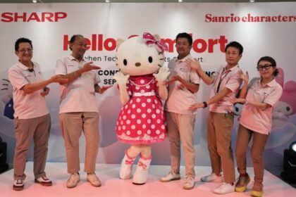 (Ki-ka) Martinus Roy Hunto - Head of Marketin Communication Division PT Sharp Electronics Indonesia · Andry Adi Utomo - National Sales Senior GM, PT Sharp Electronics Indonesia · Karakter Hello Kitty · Shinji Teraoka - President Director Sharp Electronics Indonesia · Ryohei Yoshitoshi - Manager Subsidiaries Administration Division, Business Adminsitration Unit, Smart Appliance and Solution Business Unit, Sharp Corporation · Matsubaya Ayako - Senior Manager PSI, PT Sharp Electronics Indonesia