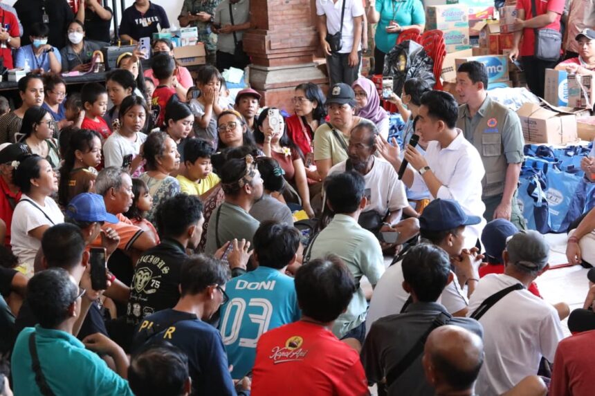Kepala BNPB Letjen TNI Suharyanto (kemeja dan rompi hijau) mendampingi Wakil Presiden Gibran Rakabuming Raka saat berdialog dengan pengungsi di Banjar Tohpati, Kota Denpasar, Bali, Jumat (12/9/2025). Foto: Ist