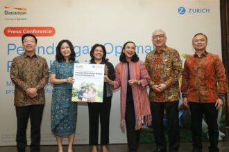 (Ki–kan) President Director PT Zurich Asuransi Indonesia Tbk (Zurich) Edhi Tjahja Negara, Head of Bancassurance & Group Collaboration PT Zurich Asuransi Indonesia Tbk, Miressa Moravia, CEO APAC Zurich Insurance Group, Tulsi Naidu, Selebriti Shahnaz Haque, Vice President Director PT Bank Danamon Indonesia Tbk (Danamon), Honggo Widjojo Kangmasto, dan Consumer Funding & Wealth Business Head PT Bank Danamon Indonesia Tbk, Ivan Jaya, dalam peluncuran Perlindungan Optimal Penyakit Kritis kolaborasi Zurich dan Danamon di Jakarta, Kamis (18/9/2025). Foto: Ist