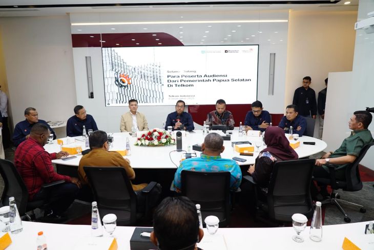 Wakil Direktur Utama Telkom Muhammad Awaluddin memberikan sambutan saat acara audiensi bersama Pemerintah Daerah dan berbagai Komunitas Papua Selatan. Foto: Telkom Indonesia