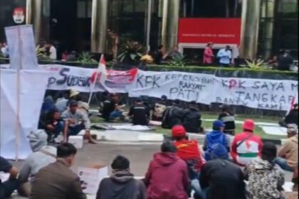 Warga Pati demo di KPK desak Bupati Sudewo jadi tersangka. Foto: ipo.id