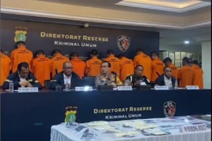 Konferensi pers kasus penculikan dan pembunuhan kacab bank. Foto: ipoll.id