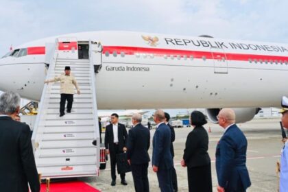 Presiden Prabowo Subianto tiba Bandar Udara Internasional Kansai di Osaka, Jepang pada Sabtu (20/9/2025). Foto: BPMI Setpres