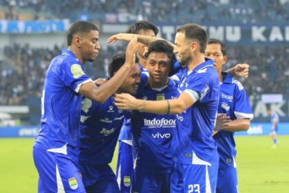 Selebrasi penyerang sisi Persib Bandung Febry Hariyadi bersama skuad usai mencetak gol ke gawang Semen Padang FC di Stadion Gelora Bandung Lautan Api, Kota Bandung, Sabtu (9/8/2025). dok/rb
