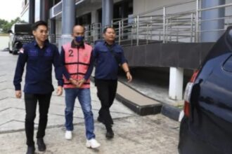 Kejati Kaltim saat menahan A selaku Direktur Opreasional PT Kace Berkah Alam (PT KBA) dalam kasus dugaan korupsi pengelolaan keuangan pada Perusahaan Daerah (Prusda) Pertambangan Bara Kaltim Sejahtera tahun 2017 - 2020. Foto: Seksi Penkum Kejati Kaltim