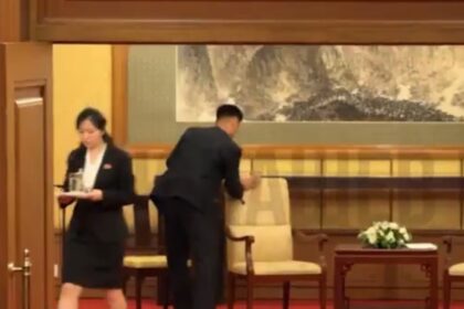 Seorang staf Korea Utara mengelap kursi yang digunakan Kim Jong Un dalam pertemuan dengan Presiden Rusia Vladimir Putin. Foto: Yunashev_live