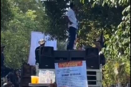 Aksi warga di depan kantor DPRD Pati, Jawa Tengah, Jumat. (19/9/2025). Foto: X