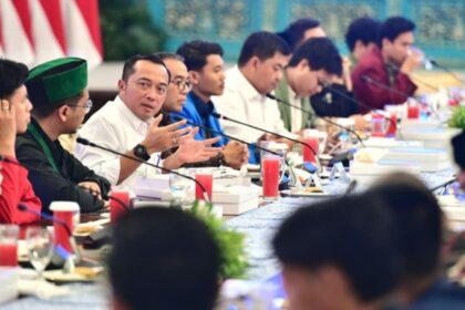 Pertemuan Menteri Sekretaris Negara Prasetyo Hadi, Menteri Pendidikan Tinggi, Sains, dan Teknologi Brian Yuliarto, dan Wakil Menteri Sekretaris Negara Juri Ardianto dengan perwakilan mahasiswa di Istana Negara. Foto: BPMI Setpres