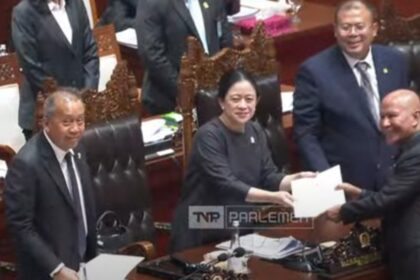 Ketua DPR Puan Maharani menerima laporan hasil pembahasan dari Ketua Banggar DPR Said Abdullah pada Rapat Paripurna DPR RI ke-5 Masa Persidangan I Tahun Sidang 2025-2026 di Kompleks Parlemen, Senayan, Jakarta, Selasa (23/9/2025). Foto: ipol.id
