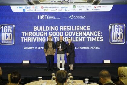 VP Sustainability Telkom Gunawan Wasisto saat menerima penghargaan Best State-Owned Enterprises (Big Cap) pada ajang The 16th IICD Corporate Governance Conference & Award 2025 yang berlangsung di Ballroom Pullman Hotel Thamrin, Jakarta pada (15/9/2025). Foto: Telkom Indonesia