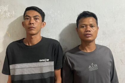 Dua pelaku inisial NCI dan DP dibekuk Polsek Setiabudi. Komplotan pelaku dengan modus "lempar bola," bekerja sama mencuri barang milik korban secara estafet di Halte TransJakarta Rasuna Said, Setiabudi, Jakarta Selatan, Selasa (16/9/2025). Foto: Ist