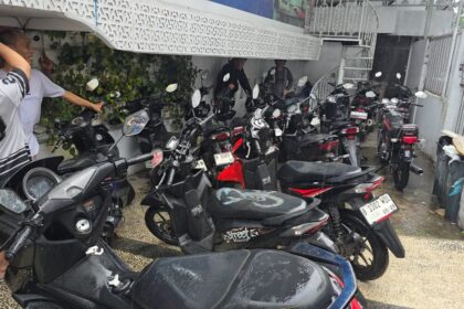 Unit Ranmor Polres Metro Jakarta Timur menangkap lima pelaku sindikat curanmor bersenjata api rakitan dalam penggerebekan rumah kontrakan dijadikan bengkel sebagai gudang penyimpanan belasan motor curian di Jalan Asem Gede, RT 05/04, Kelurahan Utan Kayu Selatan, Kecamatan Matraman, Jakarta Timur, Jumat (12/9/2025) sore. Foto: Ist