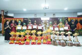 Momen foto bersama dalam acara Workshop dan Pagelaran Tari “Ruang Laskar Bersama Maestro” yang diramaikan oleh Sanggar Laskar Sepuluh, dilaksanakan di Balai Warga Ciganjur, Minggu (14/9/2025). (Foto: Dok/Ist).