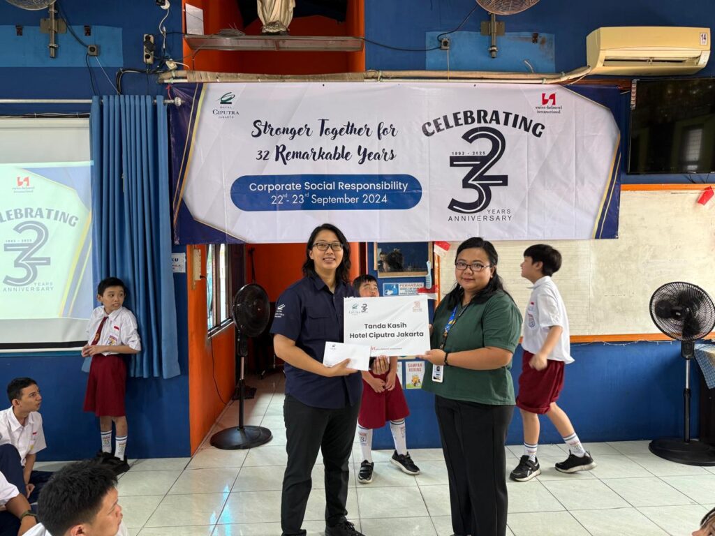 Hotel Ciputra Jakarta Gelar CSR, Rayakan Hari Jadi ke-32 bersama SLB Kasih Bunda 2 Hotel Ciputra Jakarta menggelar rangkaian kegiatan Corporate Social Responsibility (CSR) anak-anak dari SLB Kasih Bunda, dalam rangka merayakan hari ulang tahun ke-32. (dok. Hotel Ciputra Jakarta)
