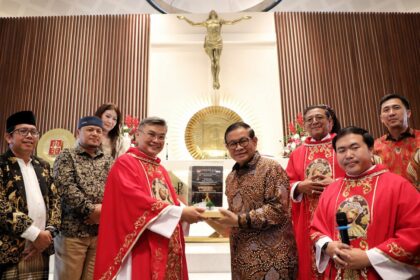 Gubernur DKI Jakarta Pramono Anung bersama Kepala Paroki Kalvari Romo Johan Ferdinand saat peresmian gereja, Minggu (14/9/2025). Foto: Pemprov DKI