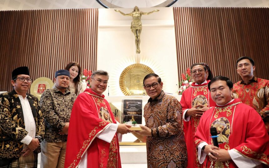 Gubernur DKI Jakarta Pramono Anung bersama Kepala Paroki Kalvari Romo Johan Ferdinand saat peresmian gereja, Minggu (14/9/2025). Foto: Pemprov DKI