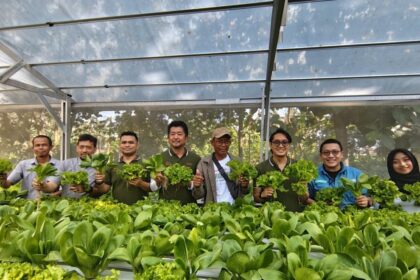 Shinji Teraoka, Presiden Direktur, PT Sharp Electronics Indonesia bersama perwakilan benihbaik, pelatih program Sharp Hydro Heroes berfoto bersama saat proses panen