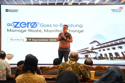 SVP Group Sustainability and Corporate Communication Telkom Ahmad Reza saat memberikan sambutan pada acara Roadshow GoZero% Goes to Bandung: Manage Waste, Manifest Change di Bandung pada (18/9/2025). Foto: Telkom Indonesia