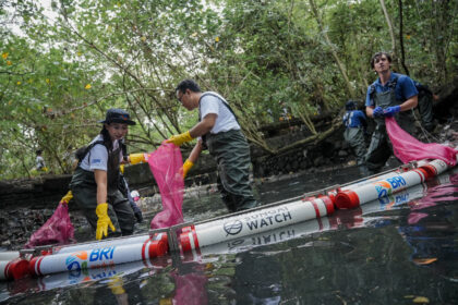 BRI Peduli melalui Program “Jaga Sungai, Jaga Kehidupan” mengajak generasi muda melaksanakan aktivasi bersih-bersih sungai dan edukasi lingkungan di Tukad Badung yang terletak di Desa Pemogan, Denpasar Selatan, Provinsi Bali. Foto: Dok BRI