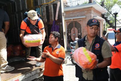 Pendistribusian bantuan sejumlah sembako bagi warga terdampak banjir mulai disalurkan petugas gabungan di Kota Denpasar, Bali, Kamis (11/9/2025). Foto: Ist