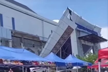 Geger atap Gedung KPT Brebes ambruk saat sebagian besar warga sedang beraktivitas olahraga pagi, Minggu (21/9/2025). Foto: Tangkap layar IG @lbj_jakarta