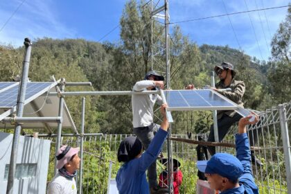 Petugas memasang sensor peringatan dini Automatic Rain Gauge dan Automatic Weather Station di kawasan Gunung Semeru, Jawa Timur, Selasa (16/9/2025). Foto: Ist