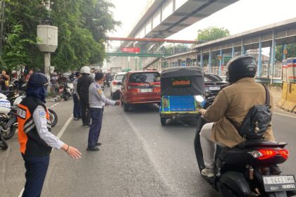 Sejumlah petugas gabungan bersama Suku Dinas Perhubungan (Sudinhub) berulang kali melakukan penertiban parkir liar sejumlah mobil mewah antre untuk drop off penumpang saat akan memasuki LabSchool di Jalan Pemuda, Rawamangun, Pulo Gadung, Jakarta Timur, Jumat (26/9/2025). Foto: Ist