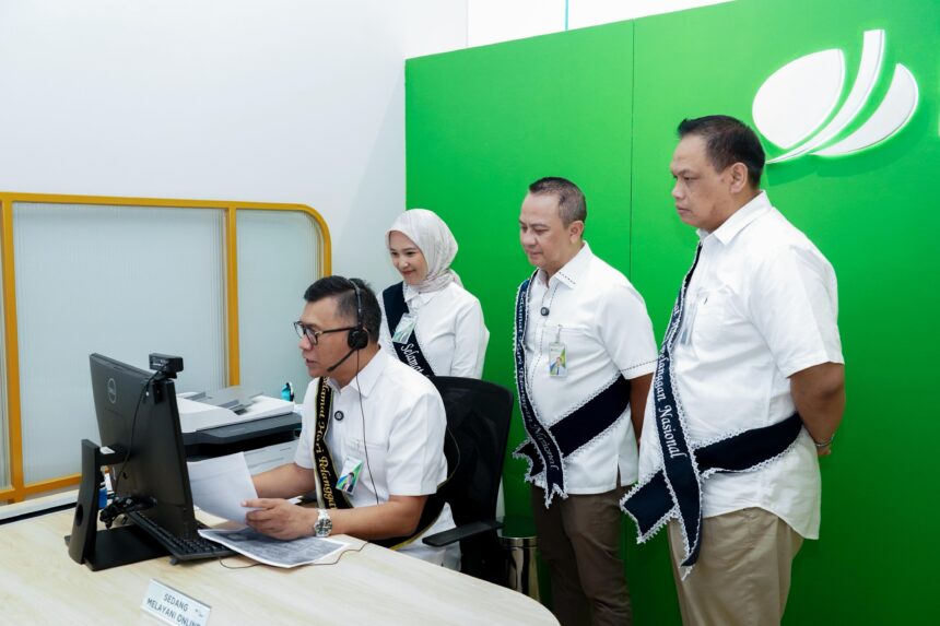 Direktur Utama BPJS Ketenagakerjaan, Pramudya Iriawan Buntoro (kiri)
