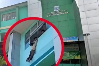 Seorang siswa SDN Pondok Benda 01, Tangerang Selatan, bergelantungan di jendela lantai tiga saat kegiatan belajar berlangsung. Foto: Instagram @wargatangsel
