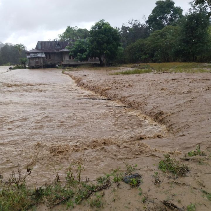 [22.37, 9/9/2025] Indopos Iqbal: Kondisi bencana banjir bandang melanda di wilayah Kabupaten Nagekeo, Nusa Tenggara Timur, Selasa (9/9/2025). Foto: BPBD Kabupaten Negekeo [22.50, 9/9/2025] Indopos Iqbal: